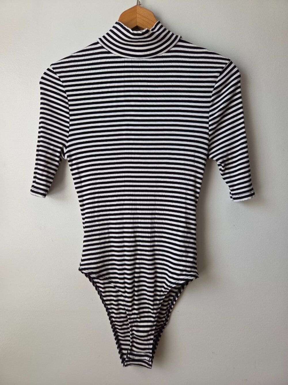 EUC LIKE NEW TOPSHOP MOCK NECK STRIPED WHITE BLACK BODYSUIT SZ 12 / L